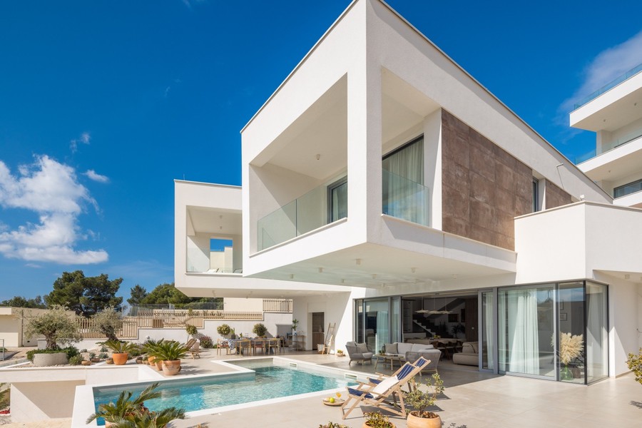 Moderna villa con facciata in vetro e piscina