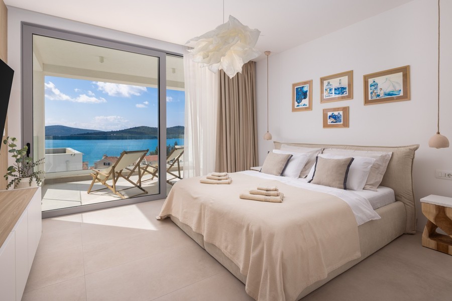 Camera da letto con balcone sul mare