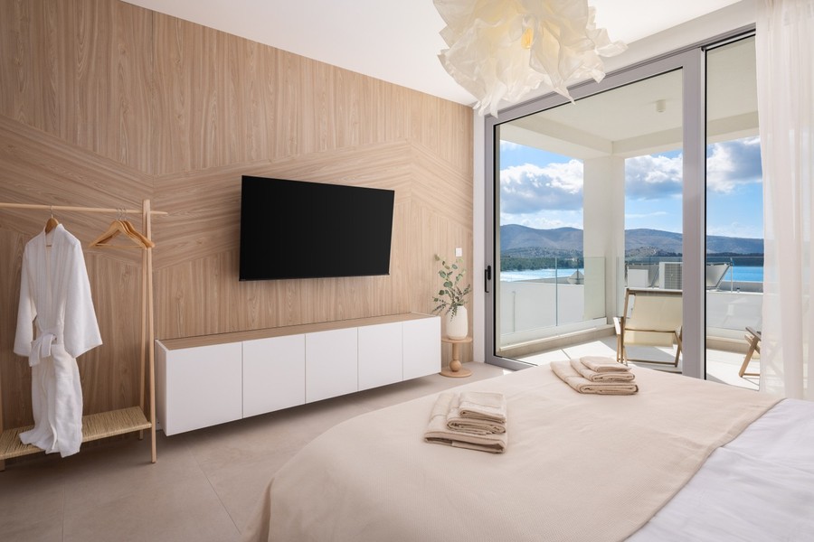 Camera da letto con parete in legno e balcone
