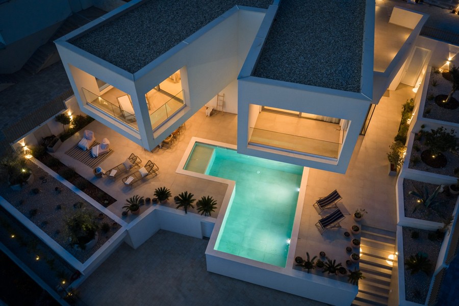 Vista aerea della villa con piscina di sera