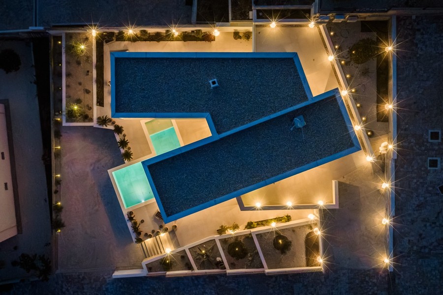 Villa con tetti e piscina vista dall'alto