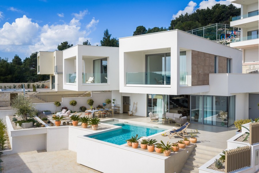 Villa con piscina e terrazza con piante
