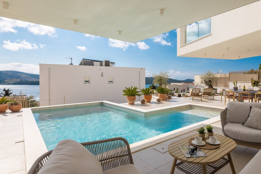 Terrazza coperta con vista su piscina e mare