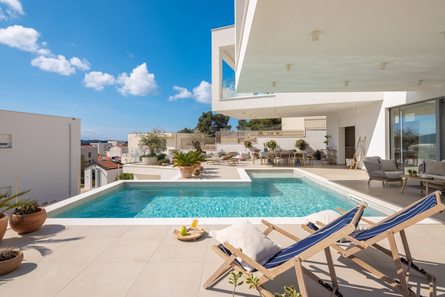 Piscina con lettini e terrazza