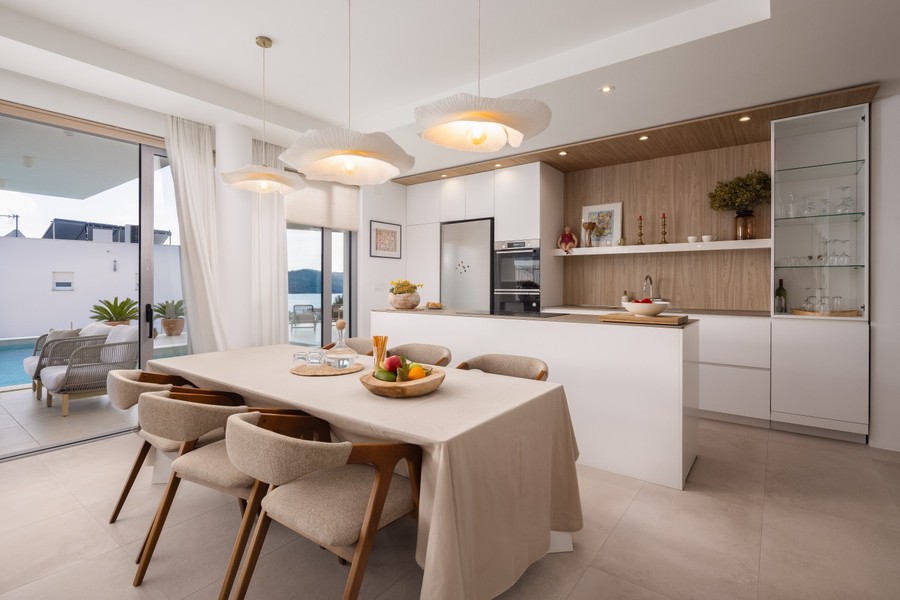 Zona pranzo con isola cucina