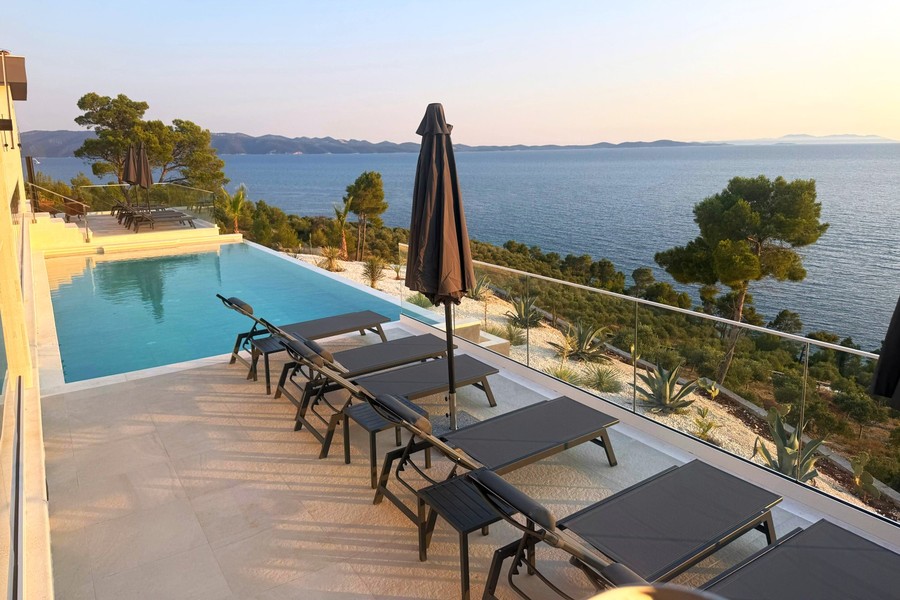 Villa con piscina e vista mare sulla costa meridionale dell'isola di Brac
