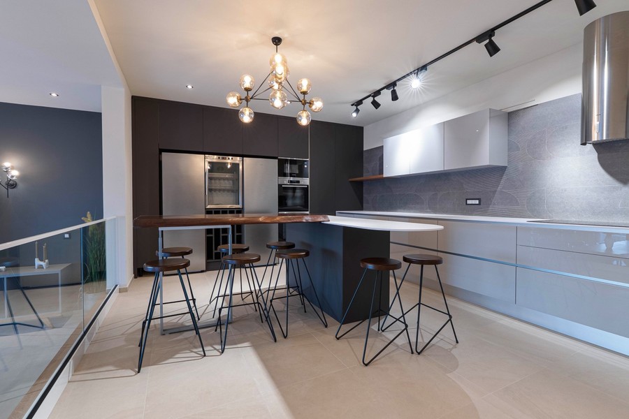 Cucina moderna con isola e sgabelli