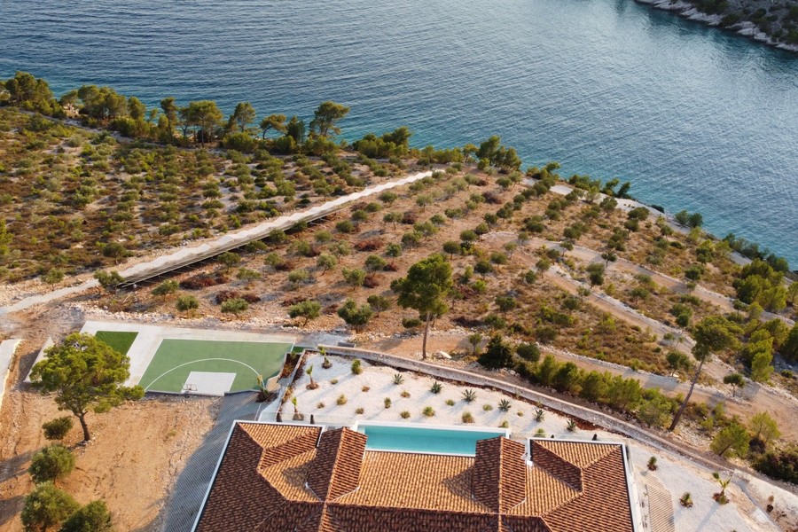 Veduta aerea con uliveto tra la villa e il mare