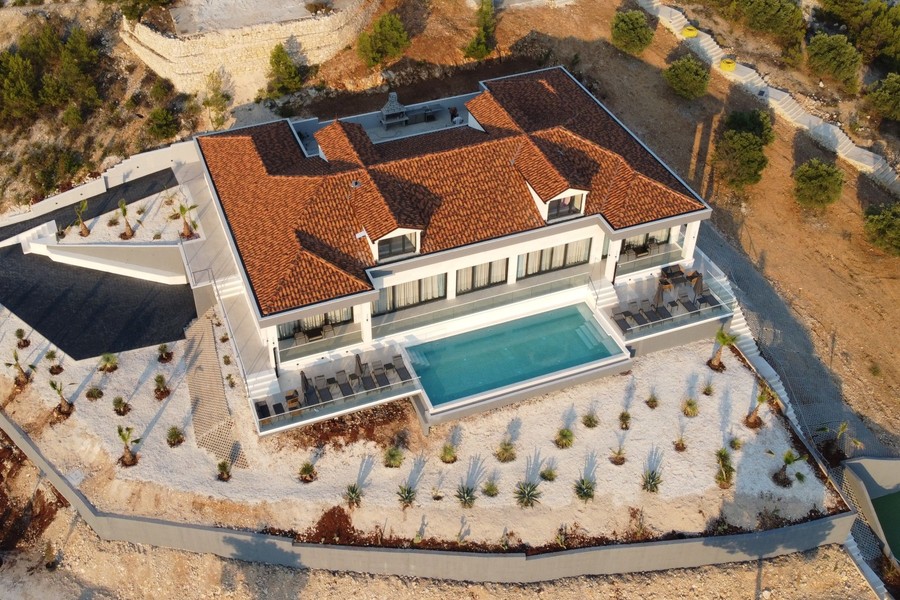 Villa con piscina e area esterna piantumata dall'alto