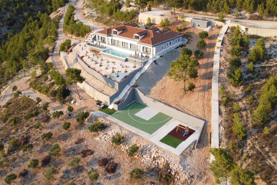 Proprietà sul pendio con campo sportivo e area giochi