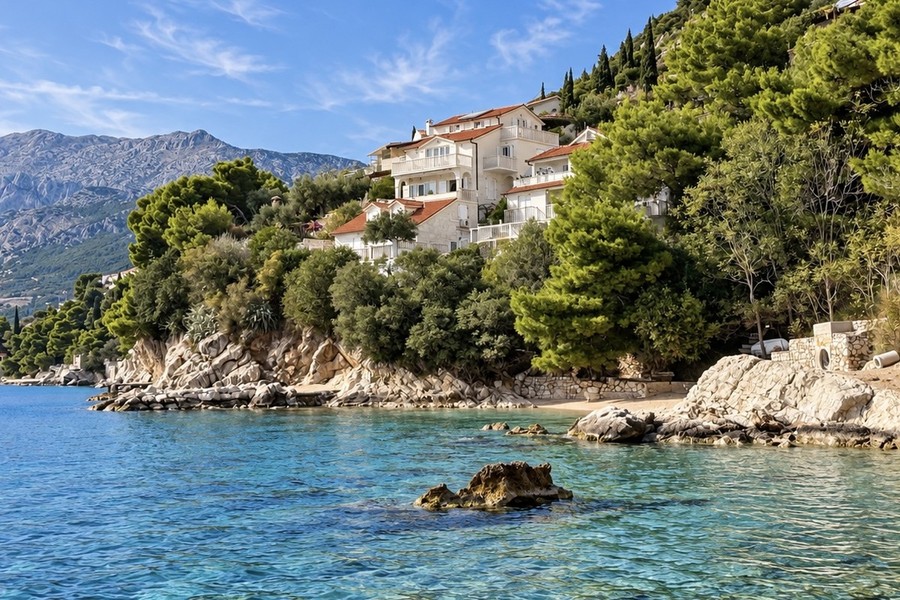 Costa con la casa sopra una baia balneare