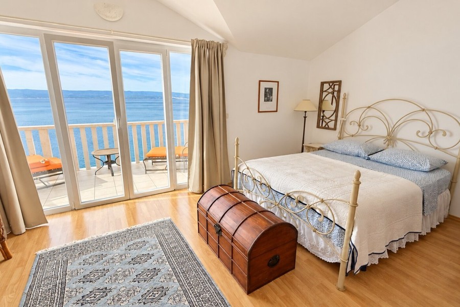 Camera da letto con balcone e vista mare