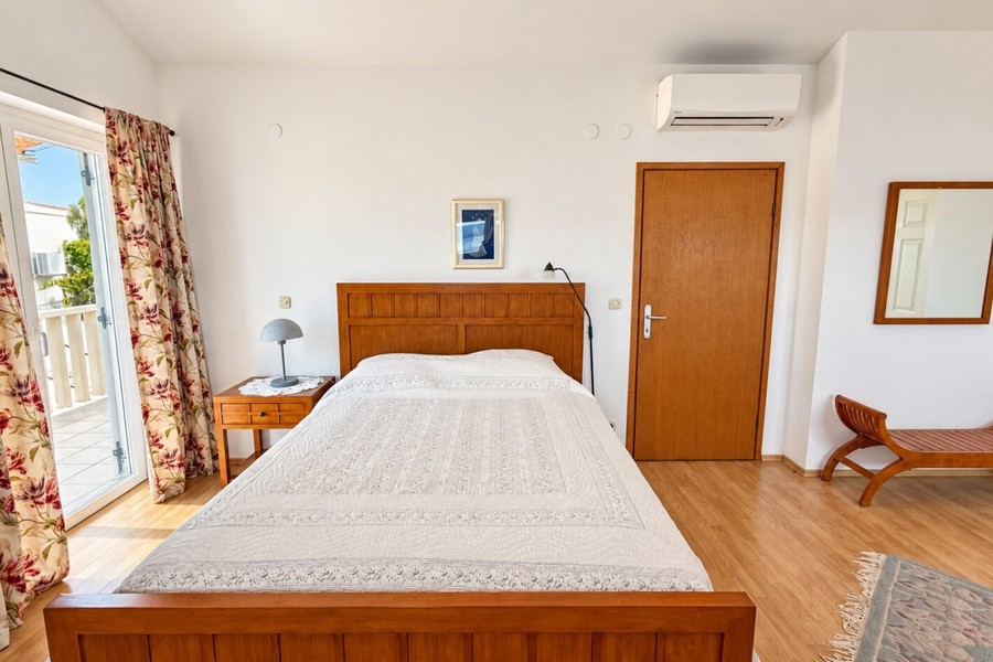Camera da letto con letto in legno e climatizzatore