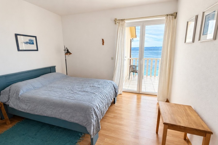 Camera da letto con porta-finestra sul balcone