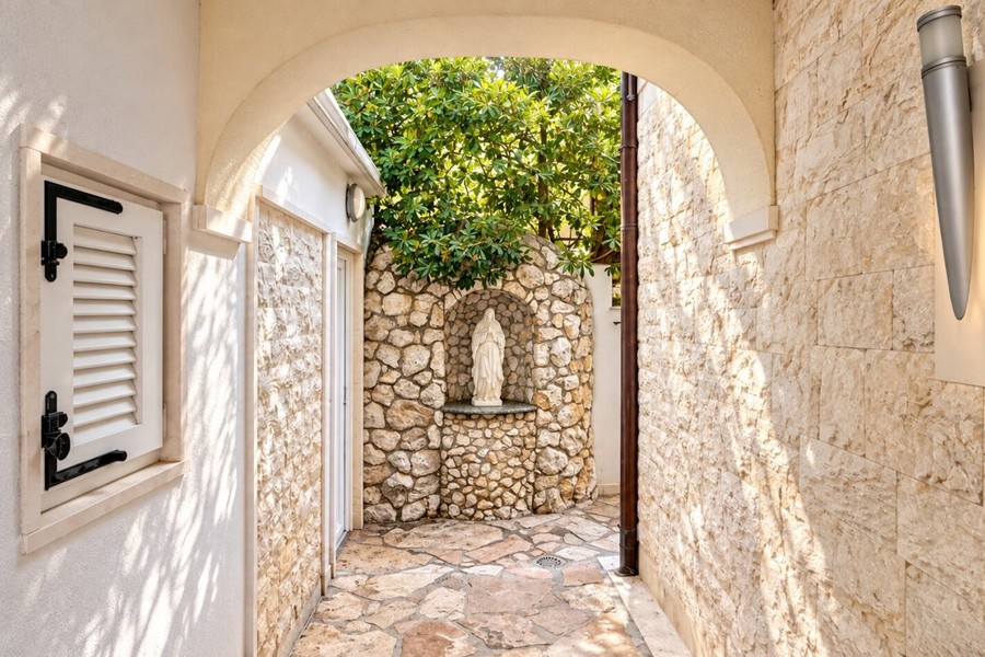 Cortile interno con statua della Madonna