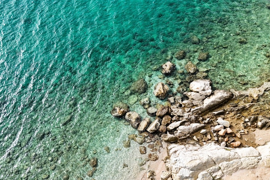 Acqua limpida sulla costa rocciosa
