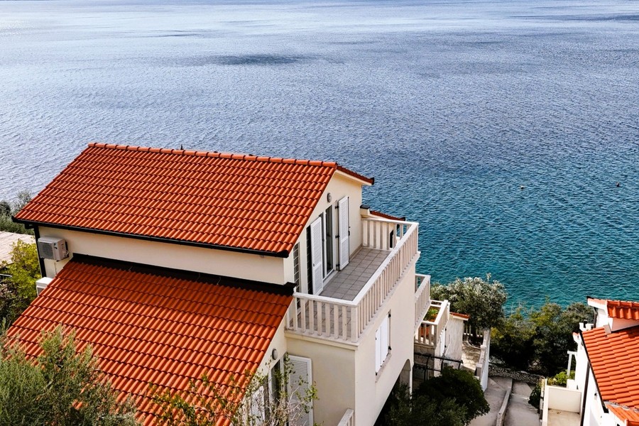 Casa con vista mare in un villaggio costiero vicino a Omis