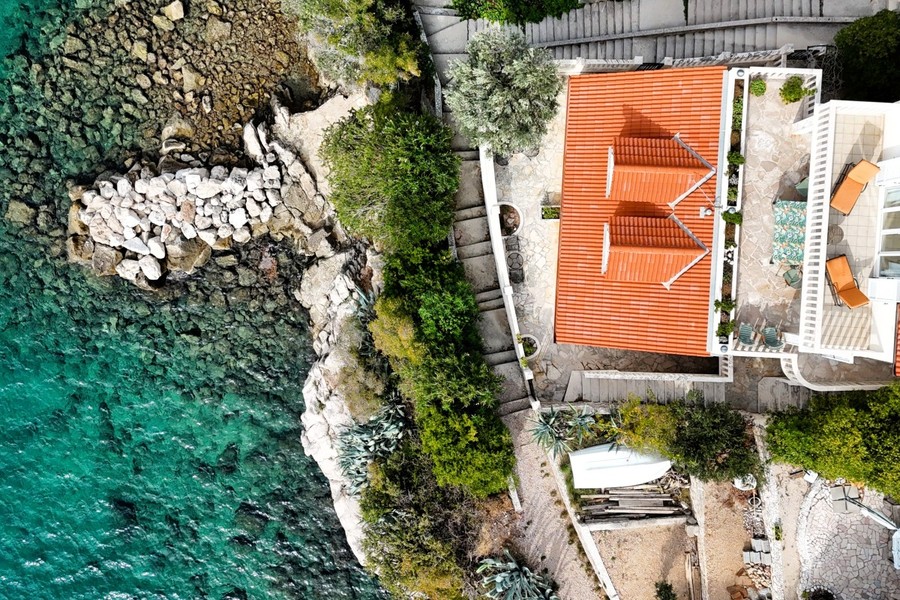Veduta aerea della casa e del giardino sulla costa rocciosa