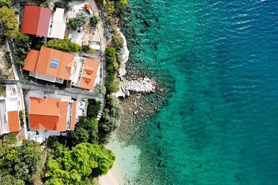 Veduta aerea delle case sulla costa