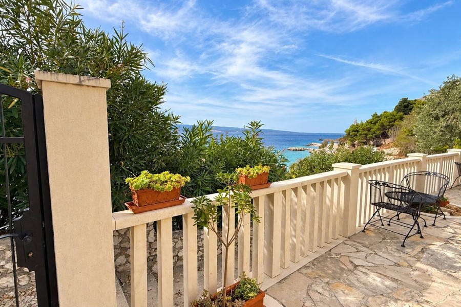 Terrazza con salotto all'aperto e vista sulla baia