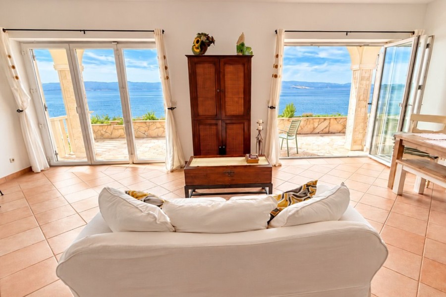 Soggiorno con porte-finestre sulla terrazza