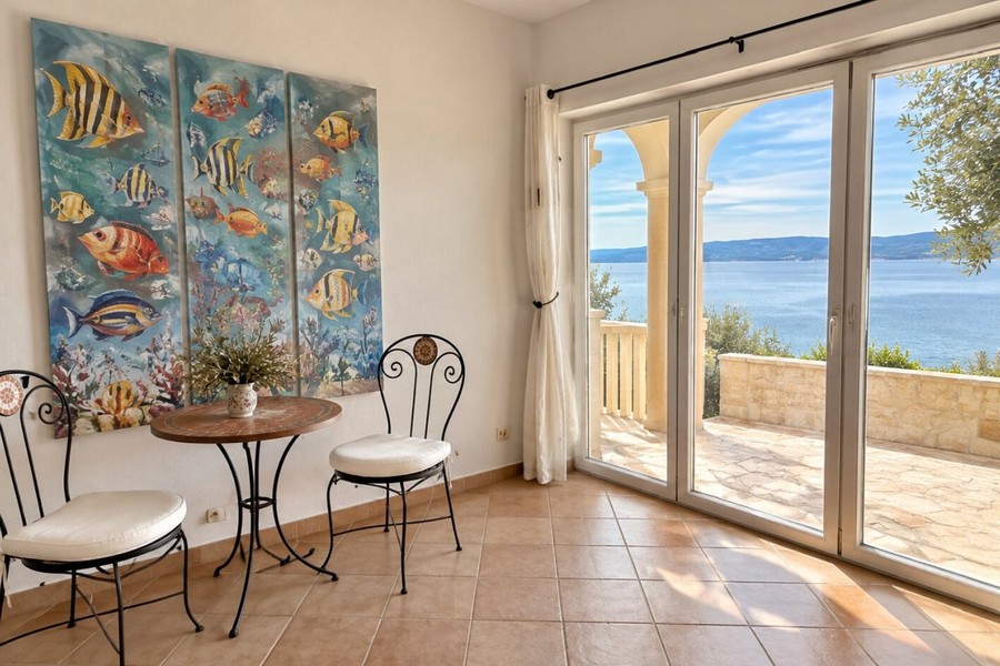Angolo salotto con porta-finestra sulla terrazza