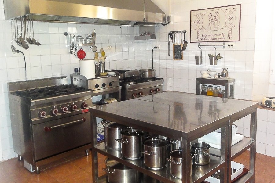 Cucina con fornelli a gas e piano di lavoro in acciaio inox