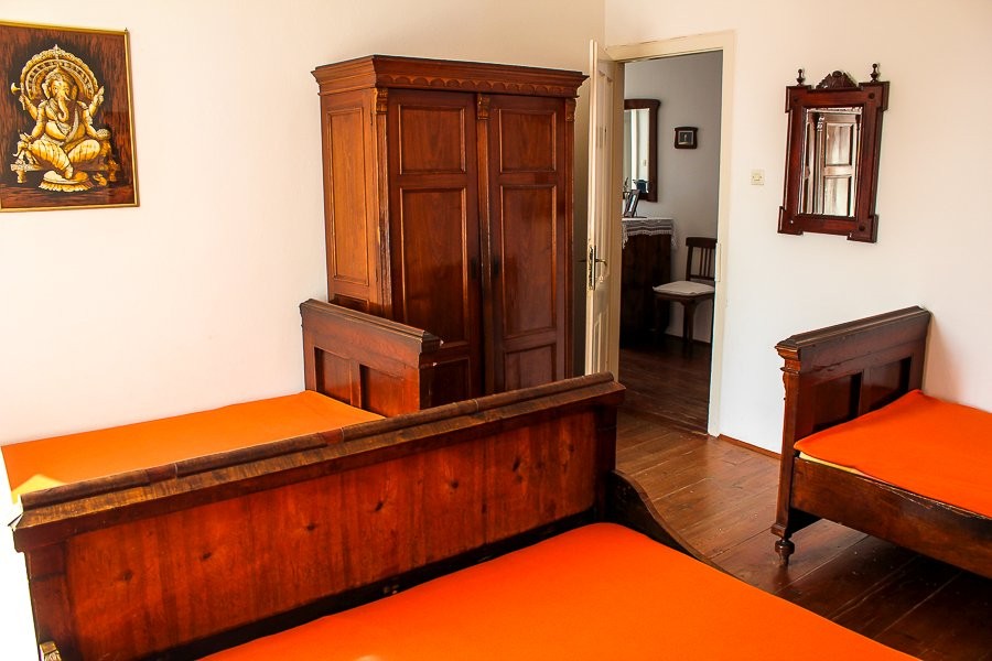 Stanza con armadio in legno e vista sul corridoio
