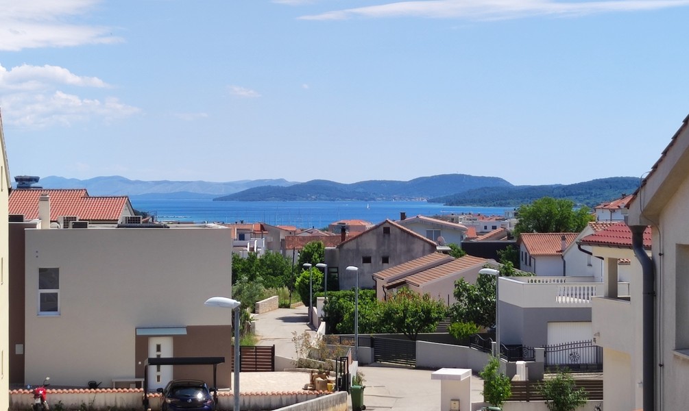 Casa con tre appartamenti e vista mare a Vodice