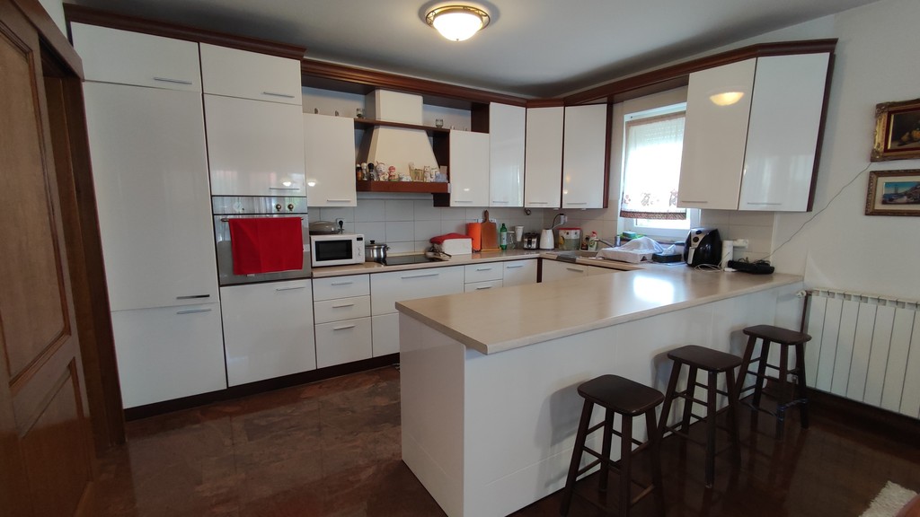 Cucina bianca con penisola