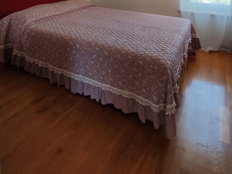 Camera da letto con pavimento in legno