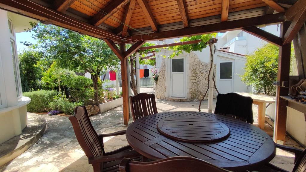 Gazebo con tavolo da pranzo in giardino
