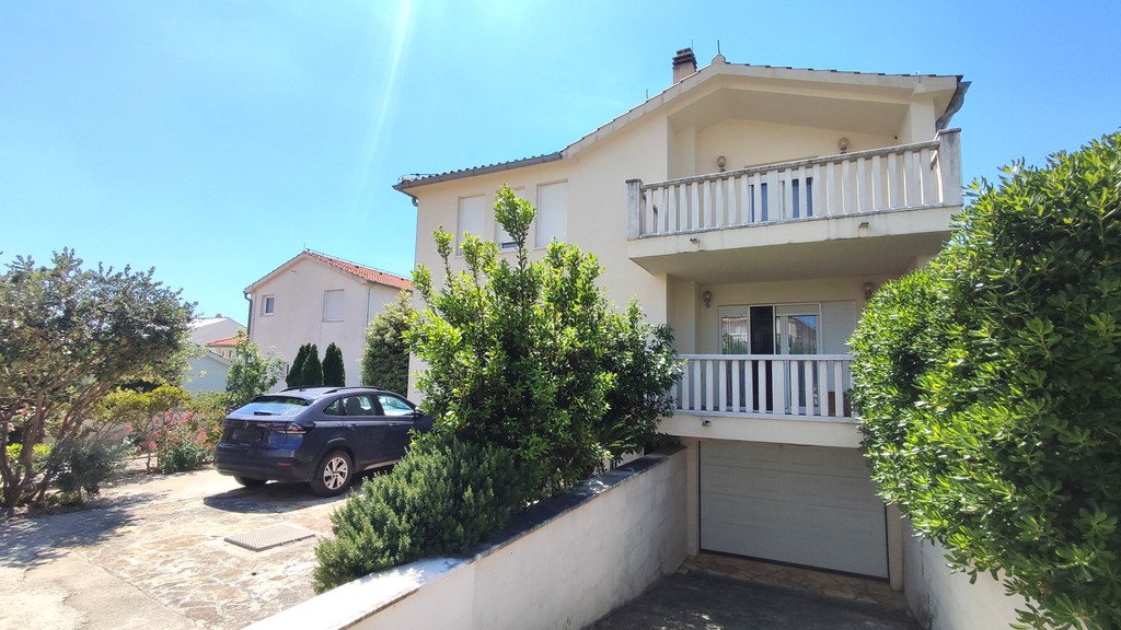 Facciata della casa con balcone e accesso al garage