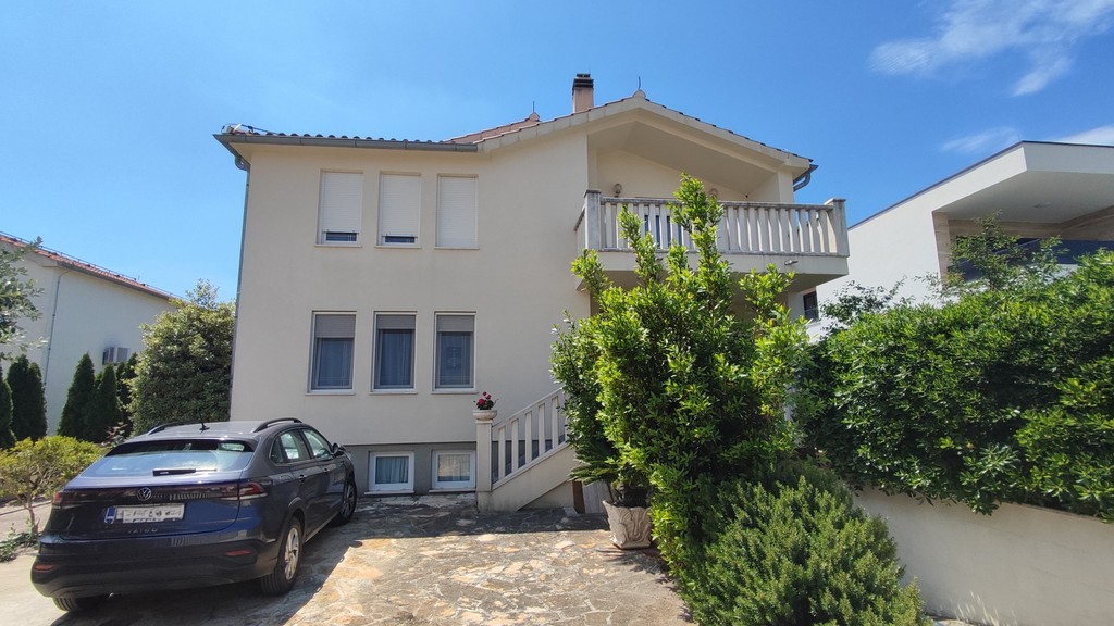 Parte anteriore della casa con accesso carrabile