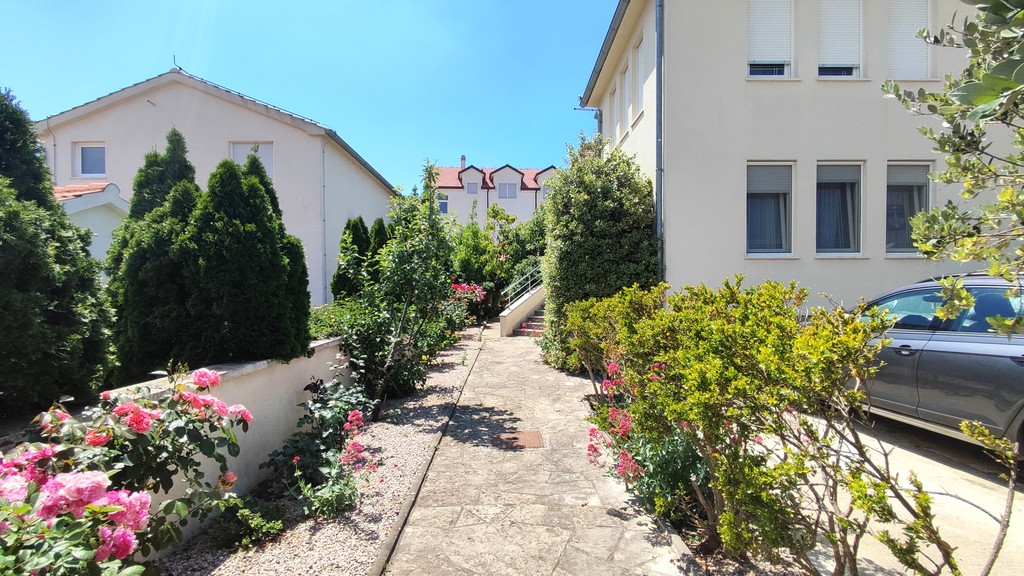 Vialetto del giardino lungo la parete della casa