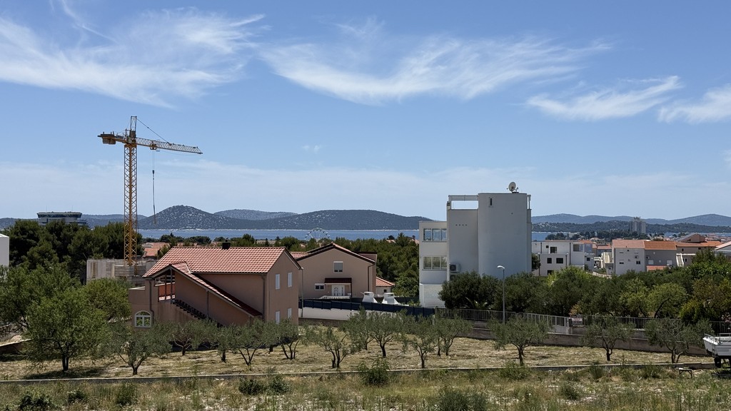 Vista dal terreno sul mare e sulle isole davanti a Vodice