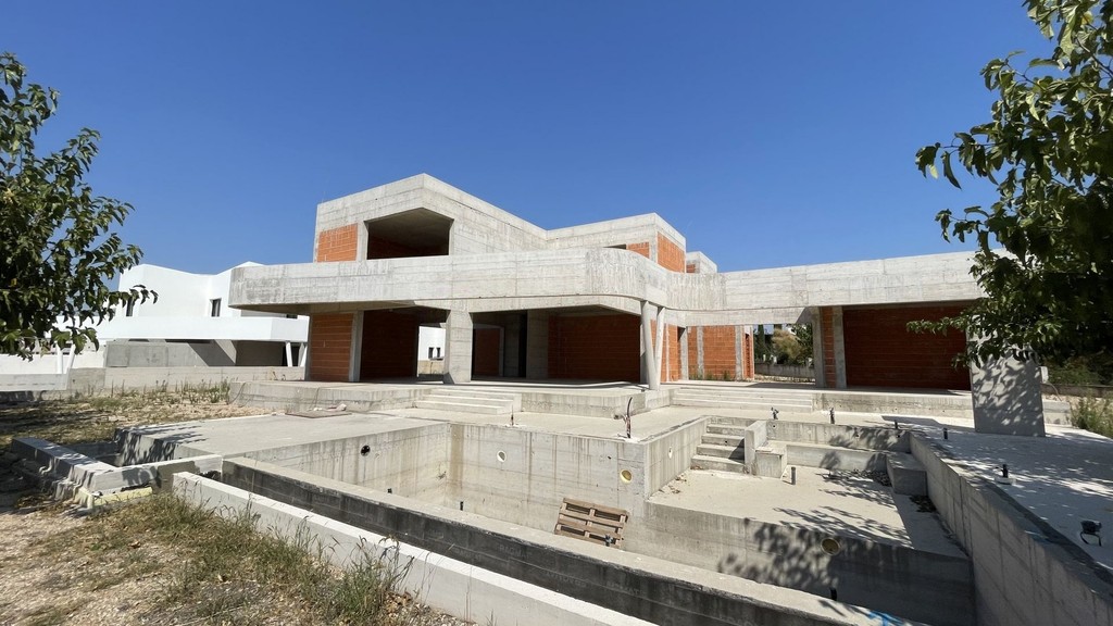 Struttura grezza della villa con tetto in cemento ondulato