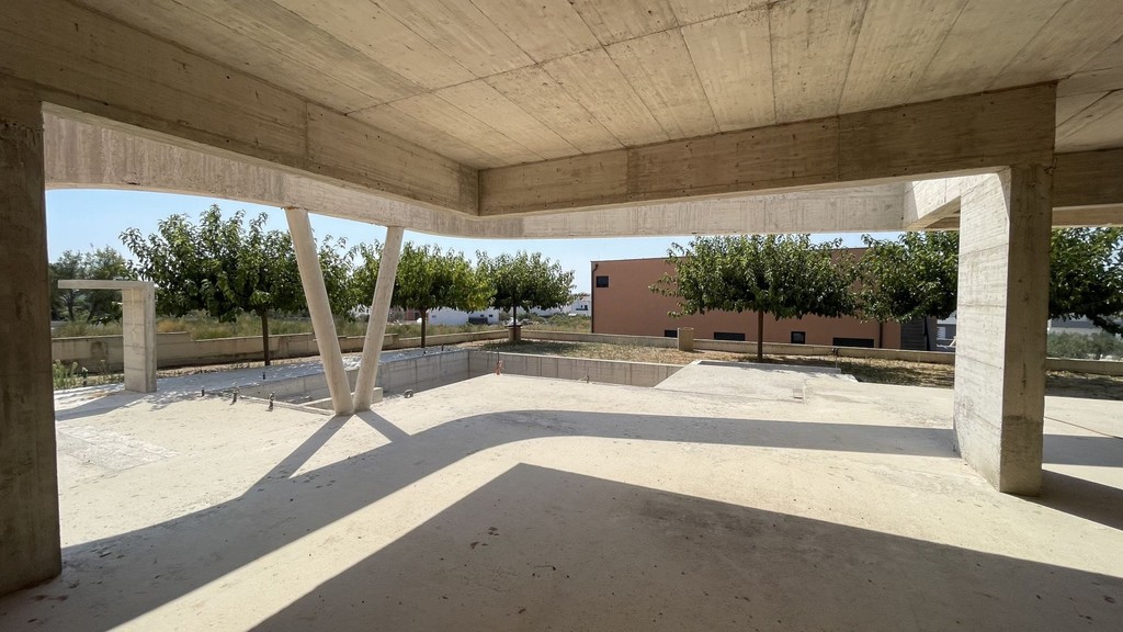 Zona coperta al piano terra con vista sul giardino