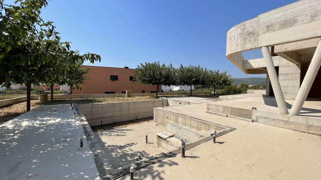 Cortile con vasca della piscina e gradini