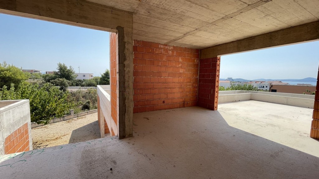 Ambiente al primo piano con accesso alla terrazza