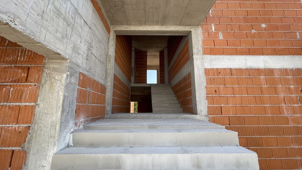 Scala tra i piani nella struttura grezza