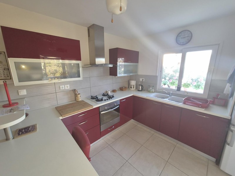 Cucina con ante rosse e finestra