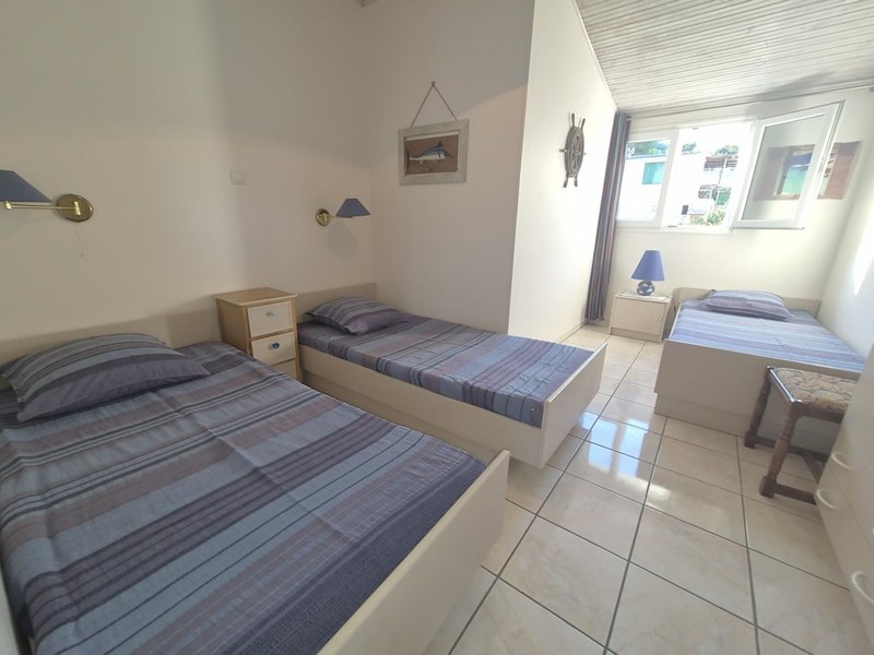 Camera da letto con tre letti singoli