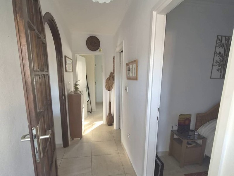 Corridoio con porta in legno e accesso alle stanze