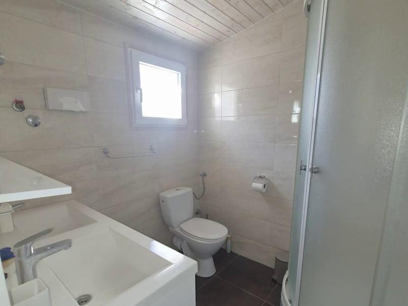 Bagno con doccia e WC