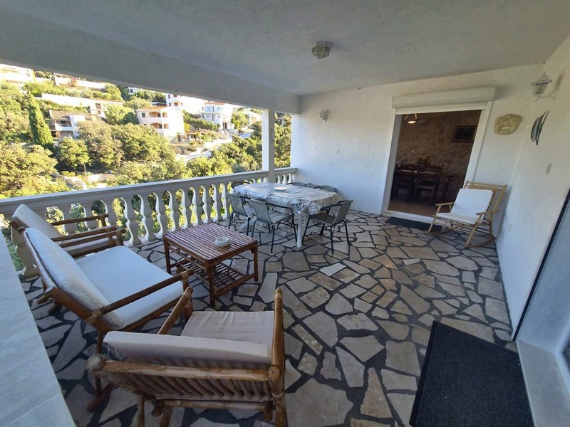 Terrazza con mobili da esterno davanti alla zona giorno