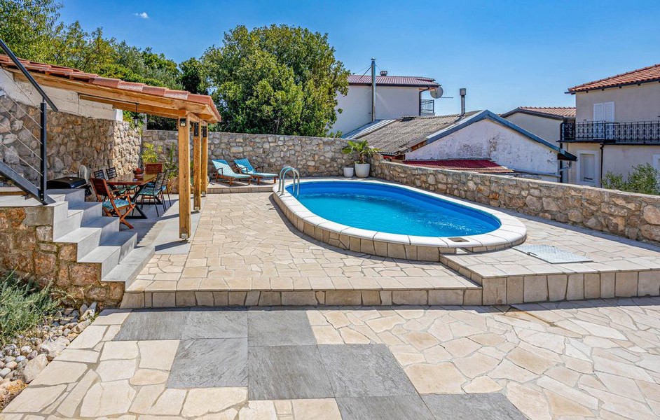 Piscina e pergola nel giardino della casa