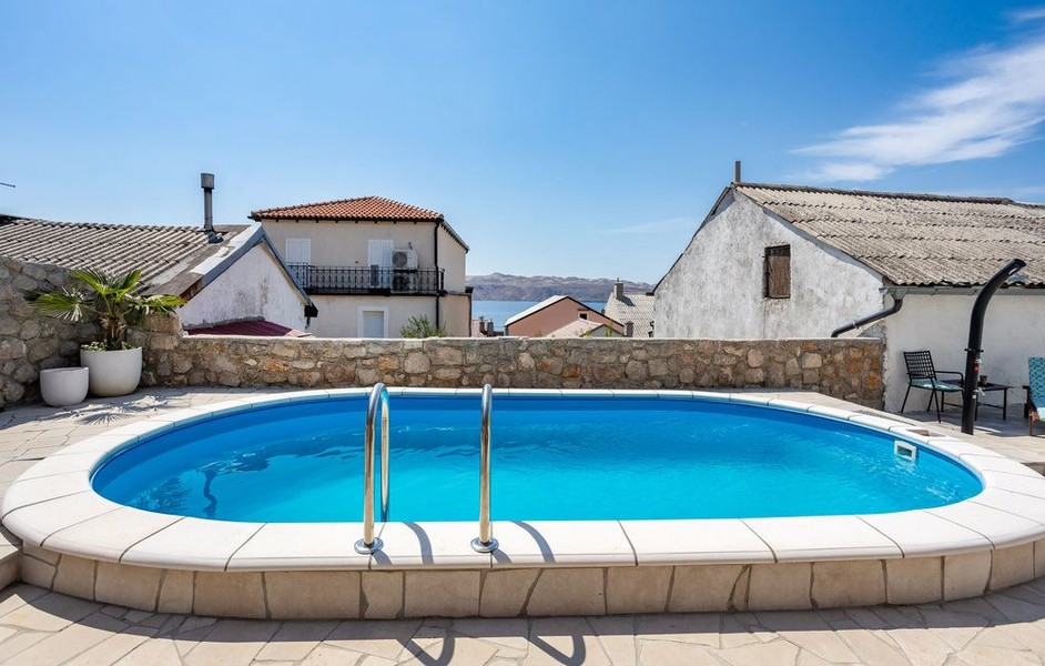 Piscina con scaletta e vista sui tetti