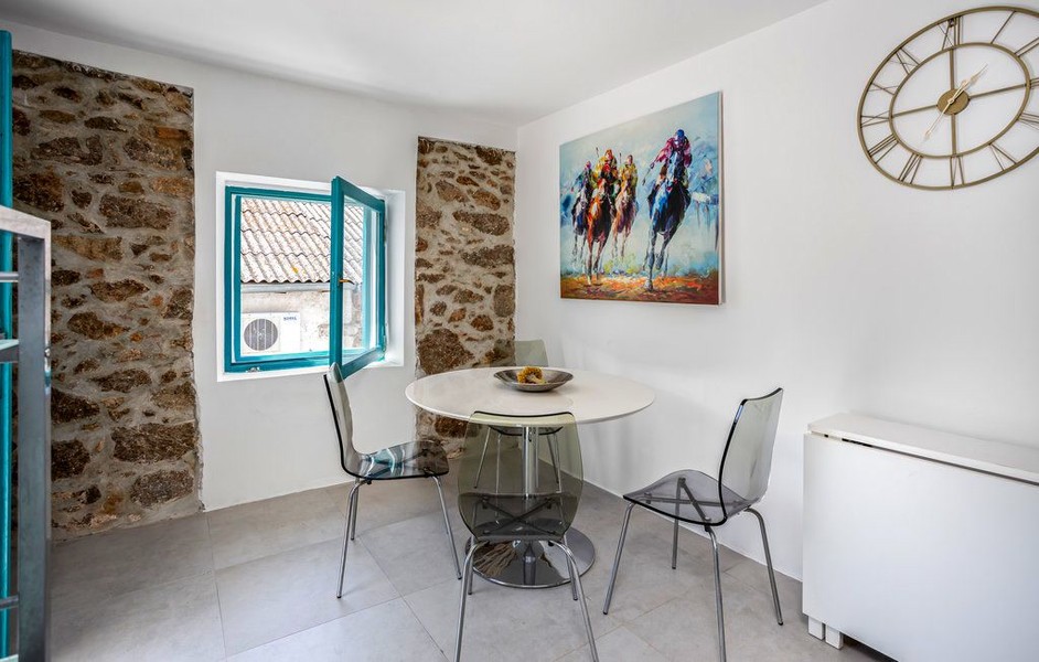 Tavolo rotondo in vetro con sedie vicino alla finestra