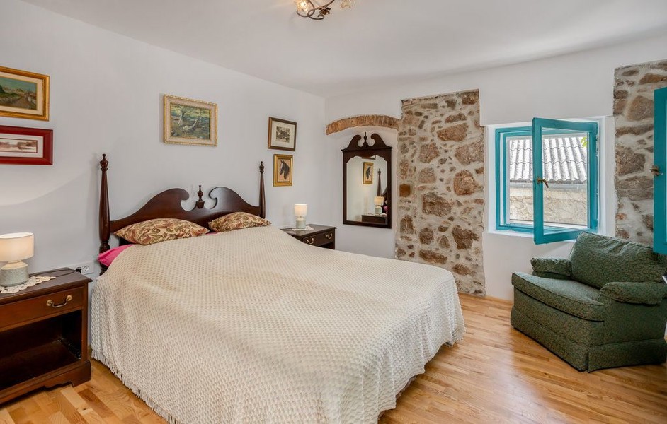Camera da letto con letto in legno e poltrona